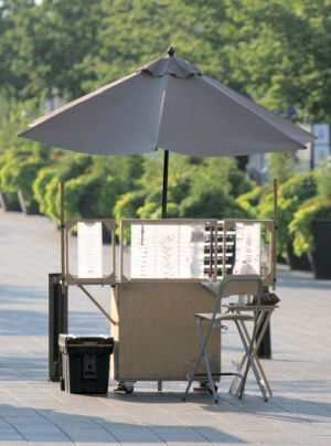 Adorable portable and small vendor space.  Would be great for those new to vending and wanted to start small Vendor Booth Umbrella, Product Merchandising, Etsy Office, Retail Storage, Flea Market Display Ideas, Vintage Market Booth, Vendor Cart, Vending Cart, Vendor Booth Display