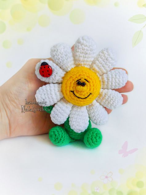 12 cm - 4,72" #CrochetFlower #SoftToyFlower #SmilingFlower #WildFlower #SouvenirFlower #NurseryDecor #FallFlower Amigurumi Daisy, Daisy Head, Smiling Flower, Happy Daisy, Crochet Daisy, Bead Sewing, Soft Toy Animals, Special Flowers, Flower Crochet