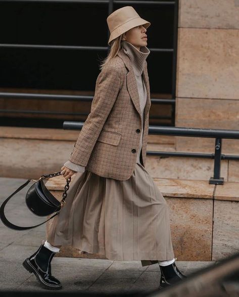 Winter Inspiration, Daily Outfit Inspiration, Fashion Corner, 2023 Trends, Inspiration Fashion, Street Style Inspiration, Girl With Hat, Street Chic, Mode Inspiration