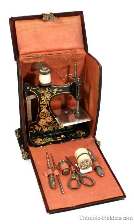 Old Sewing Machine, Coin Couture, Vintage Sewing Notions, Old Sewing Machines, Antique Sewing Machines, Vintage Sewing Machine, Vintage Sewing Machines, Sewing Baskets, Sewing Machine Accessories