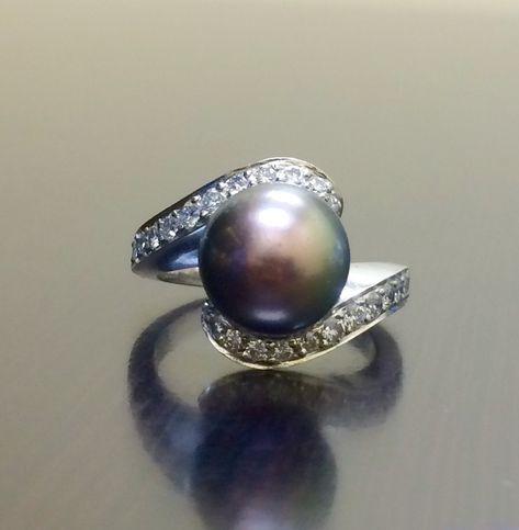 Wedding Rings Pearl, Photographie Indie, Rings Pearl, Pearl Wedding Ring, Wedding Rings Art, Alternative Wedding Rings, Black Engagement Ring, Pearl Engagement Ring, Traditional Engagement Rings