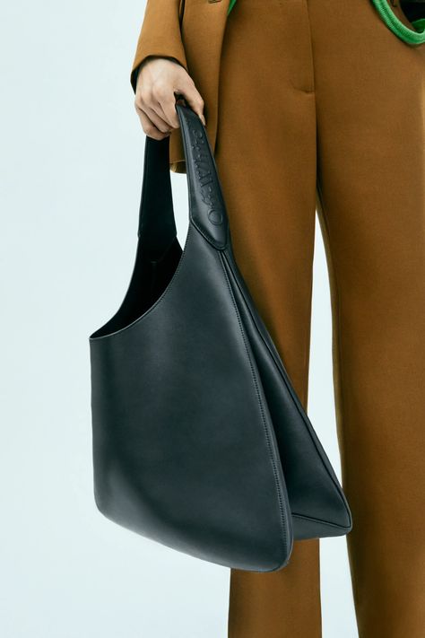 Minimalist Bags Design, Resort 2024 Collection, Edgy Bags, Resort 2024, Latest Bags, Minimalist Chic, Layering Outfits, Trending Handbag, Bag Trends