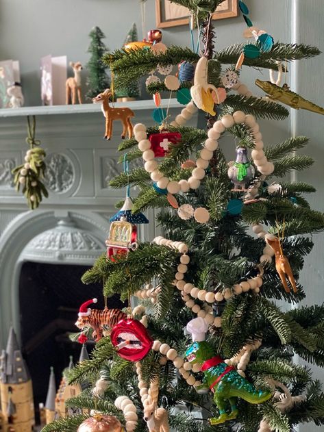 Eclectic Christmas Decor Ideas, Kitsch Christmas Tree, Xmas Nostalgia, Funky Christmas Decor, Colourful Christmas Decorations, Ginger Cakes, Hipster Christmas, Best Christmas Decorations, Xmas House