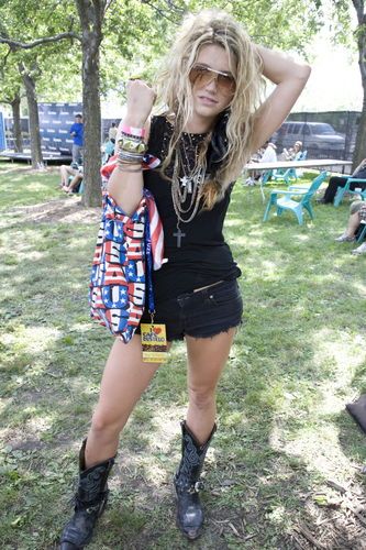 Kesha Tattoo, Kesha Costume, Kesha Halloween Costume, Kesha Outfits, Kesha Concert, Tattoo Lyrics, 2010 Outfits, Hand Tattoo Ideas, Outfits Concert