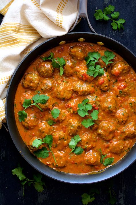 Meatballs in Spicy Curry Curry Meatballs, Eat Better, Indian Dinner, Spiced Beef, Beef Meatballs, Curry Dishes, Spicy Chicken, Meatball Recipes, Spicy Recipes