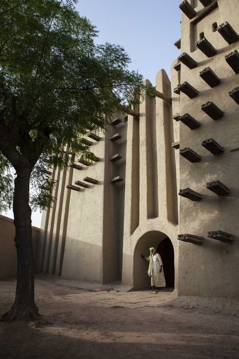 Earthen Architecture, Mosque Photo, National Geographic Photo Contest, Minimalist Furniture Design, African Architecture, African House, Visit Africa, Traditional Homes, Vernacular Architecture