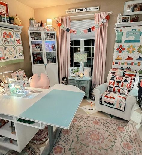 Quilt Rooms Ideas Studios, Craft Room Layout Ideas, Quilt Room Organization, Shabby Chic Craft Room, Sewing Shed, Small Sewing Rooms, Office Upgrade, Sewing Area, Quilt Room