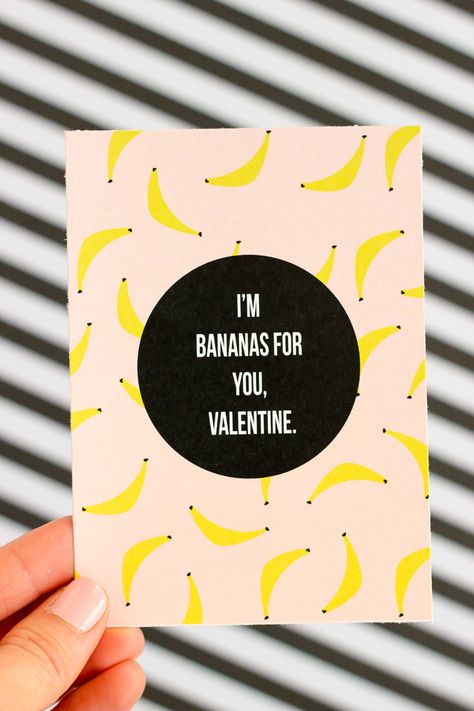 Banana Valentine - FREE PRINTABLE // www.deliacreates.com Banana Gift Ideas, Banana Valentine, Banana Card, Monkey Valentine Cards, Monkey Valentine, Banana Candy, Healthy Valentines, Mail Ideas, Happy Hearts Day