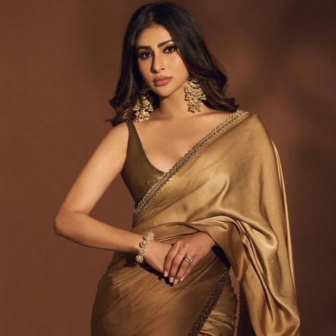 @imouniroy flaunts her golden saree 😍💜💥 #glamsham #mouniroy #golden #saree #fashion Golden Satin Saree, Satin Saree Look, Shimmer Saree, Marathi Saree, Gold Saree, Golden Saree, Photography Videos, Bridesmaid Saree, Mouni Roy