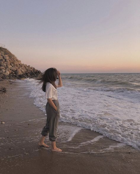 ░F░a░i░t░h░ Pinterest: yeayme ]| @alinakolot Girly Pose Reference, Sea Photo Ideas, Girly Pose, Beach Photography Ideas, Photo Ideas Aesthetic, Beach Photo Inspiration, Easy Disney Drawings, Disney Princess Images, Self Portrait Poses