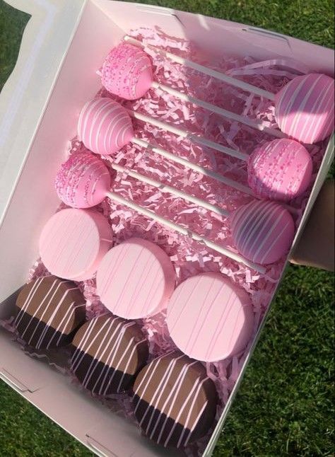 Cake Pop Gift Box Ideas, Cake Pops Small Business, Cake Pops And Strawberries, Chocolate Covered Oreo Bouquet, Chocolate Covered Desserts Ideas Treats, Cake Pops And Cakesicles, Cake Pops Designs Ideas, Barbie Chocolate Covered Oreos, Cake Pop And Strawberry Boxes