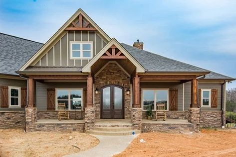 Craftsman Home Exterior, Craftsman Ranch, Country Craftsman, Craftsman Home, Charming House, Craftsman Style House Plans, Craftsman House Plan, Traditional House Plans, Craftsmen Homes