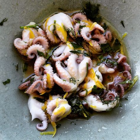 -The KitchenMaid-: Baby octopus with lemon and herbs Tom Yum Soup Recipe, Chorizo Stew, Octopus Salad, Octopus Recipes, Tapas Recipes, Baby Octopus, Calamari, Slow Cooked, Lemon Recipes