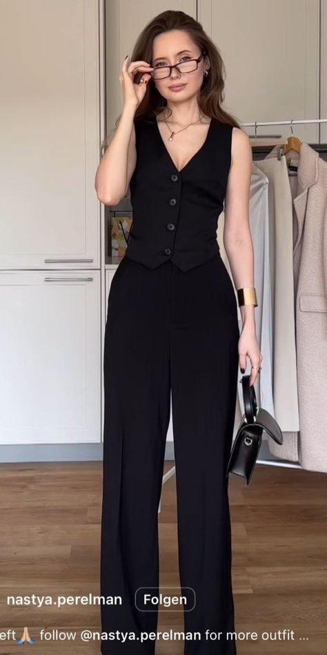 Waistcoat Styling Women, Woman Professional Outfit, Lidia Poet Outfit, Formal Streetwear Women, Black Waistcoat Outfit Women, Semi Formal Outfits For Women Wedding, Formal Outfits For Women Office Wear, Black Waistcoat Outfit, Waistcoat Outfit Women