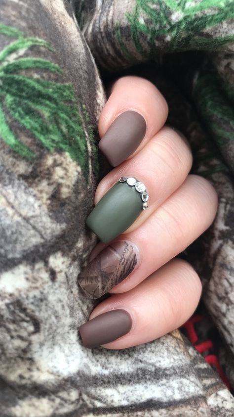 Hunting Acrylic Nails, Hunting Nail Art, Deer Nails Hunting, Camo Nails Design, Deer Nail Designs Hunting Season, Deer Hunting Nail Designs, Hunting Season Nails, Hunting Nail Ideas, Hunting Nails Designs