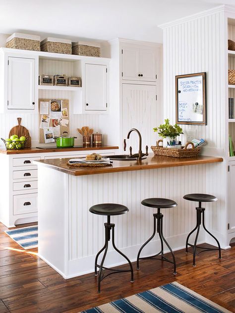 White warms up any small country-style kitchen. Above Kitchen Cabinets, Above Cabinets, Kabinet Dapur, Small Kitchen Storage, Top Kitchen, Wood Countertops, Farmhouse Sink, Room Decorations, White Cabinets