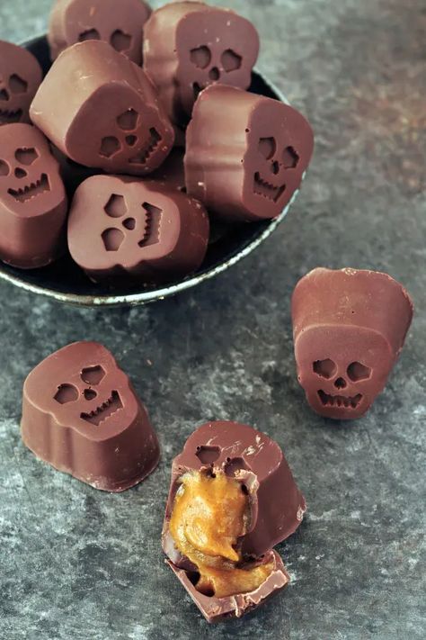 Pumpkin Caramel Chocolates @spabettie #vegan #glutenfree #chocolate #candy #Halloween Turkey Shapes, Healthy Candy Recipes, Vegan Halloween Candy, Ganache Truffles, Vegan Halloween Treat, Delicious Halloween Desserts, Halloween Candy Recipes, Vegan Halloween Food, Christmas Chocolates