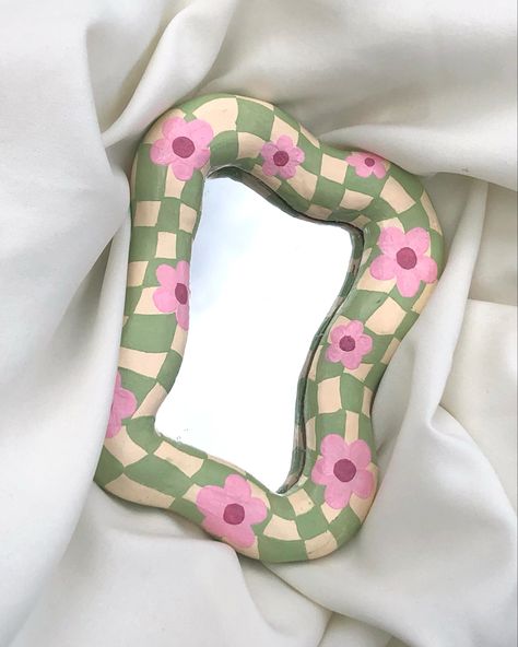 Air Dry Clay Mirror Frame, Clay Frame Diy, Photo Magnets Diy, Tufting Mirror, Clay Mirror, Mirror Frame Diy, Mirror Makeover, Mirror Paint, Polymer Clay Gifts