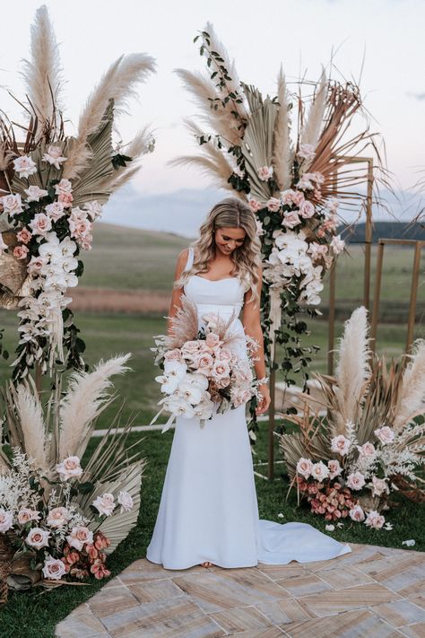 Elegant Country Wedding Ideas, Bohemian Wedding Ideas Decoration, Wedding Arbour Flowers, Arbour Wedding, Arbour Flowers, Seacliff House, Wedding Ideas Boho, Pampas Wedding, Boho Bridal Bouquet