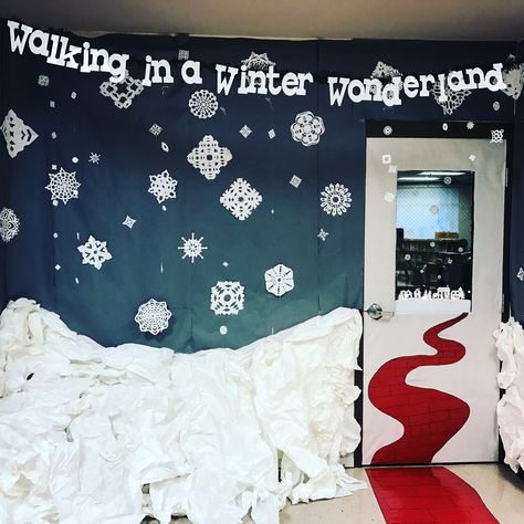 Walking in a winter wonderland door decorating competition Winter Wonderland Wall Decorations, Winter Wonderland Elementary School, Winter Wonderland Door Decorations For School, Winter Wonderland Classroom Transformation, Winter Wonderland Door Ideas For School, Winter Wonderland Door Decorations, Winter Wonderland Classroom Door, Winter Wonderland Classroom, Christmas Decorating Contest