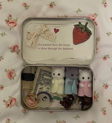 Alto Is Tin Ideas, Hello Kitty Altoid Wallet, Altoids Wallet Calico Critters, Altoid Tin Ideas Aesthetic, Coquette Altoids Wallet, Tin Box Aesthetic, Mini Altoid Tin Ideas, Altoids Wallet Ideas, Tin Box Crafts