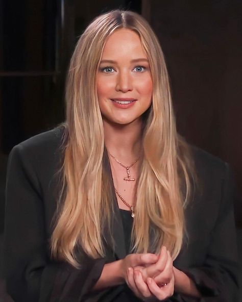 Jennifer Lawrence Long Hair 2023, Jennifer Lawrence Blonde Hair, Jenifer Lawrence Haircut, Jenifer Lawrens Hair, Jennifer Lawrence Hair Long, Jennifer Lawrence Hair 2023, Jennifer Lawrence Long Hair, Blond Celebrities, Jennifer Lawrence 2023