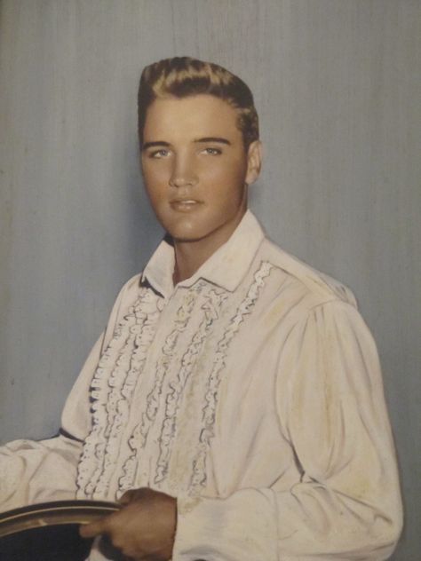 Elvis Images, Elvis Presley Facts, Elvis Presley Family, Elvis Pictures, I Love Elvis, Elvis Photos, Young Elvis, Elvis Presley Images, Presley Family