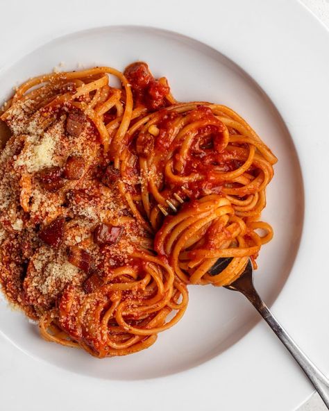 This Pasta Amatriciana recipe is a must. A classic dish for a reason and so easy with only a handful of ingredients. Make it immediately!! Easy Tomato Pasta Sauce, Amatriciana Recipe, Amatriciana Sauce, Pasta Amatriciana, Easy Homemade Pasta, Homemade Bolognese, Zucchini Quiche, Delicious Spaghetti, Spaghetti Bolognaise