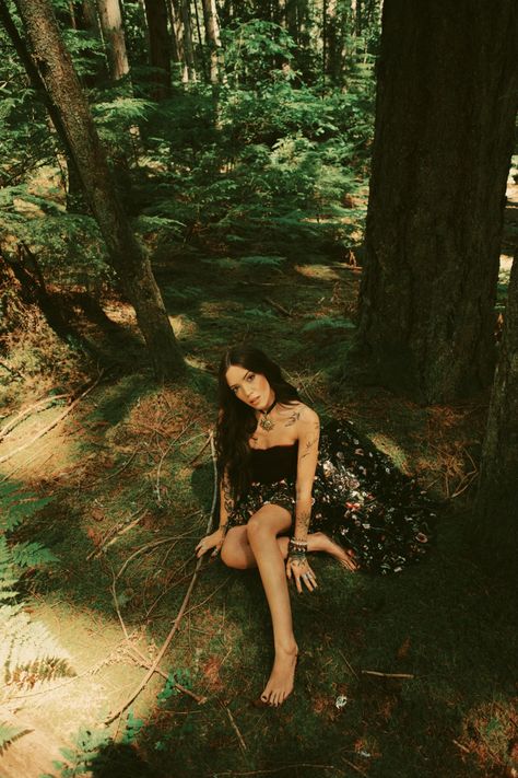 pnw fairy forest Treehouse Photoshoot Ideas, Boho Forest Photoshoot, Dark Woodsy Photoshoot, Woodsy Photoshoot, Feminine Photoshoot, Woods Photoshoot, Vogue Shoot, Forest Shoot, Nature Shoot