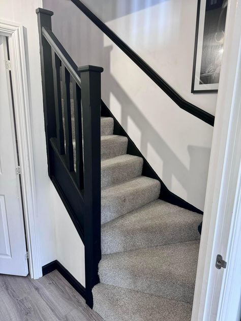 Black And White Staircase With Carpet, Black Bannister Ideas, All Black Staircase, Narrow Staircase Ideas, Small Staircase Ideas, Stair Wall Decor, Basement Staircase, Black Staircase, Small Staircase