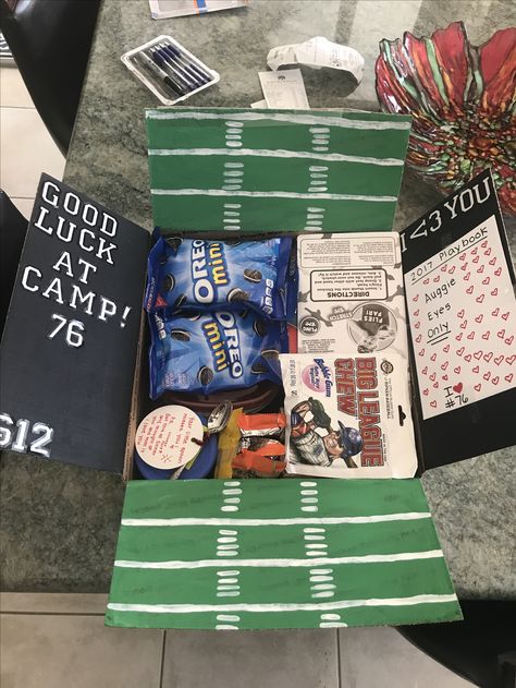 Football College Care Package Football Camp Care Package, Football Camp Basket Ideas, Football Care Package Ideas, Game Day Gifts For Boyfriend Football, Football Camp Basket, Football Care Package Boyfriends, Football Basket Ideas Boyfriend, Football Care Package, Football Boyfriend Gifts