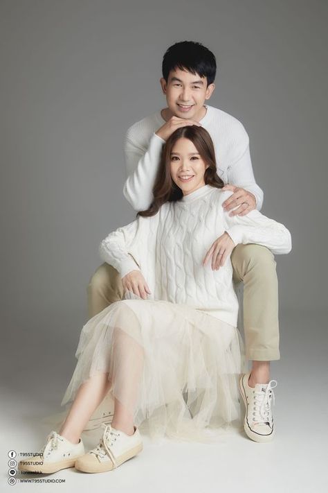 Korean Prewedding Photography, Prenuptial Photoshoot, Pose Prewedding, Korean Couple Photoshoot, Maternity Photography Poses Pregnancy Pics, Pre Wedding Photoshoot Outfit, Korean Wedding Photography, Wedding Photo Studio, Foto Wedding