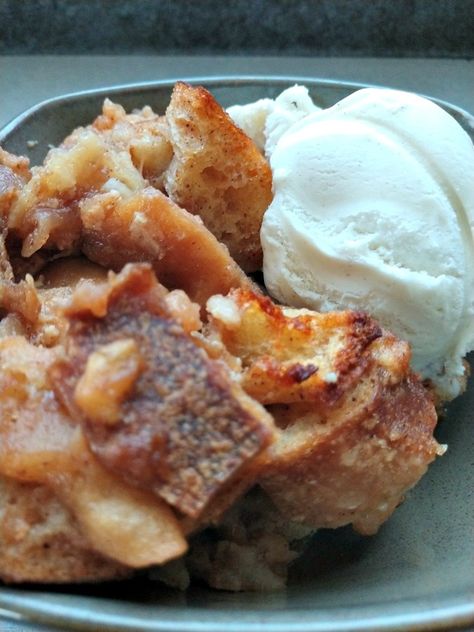 Crock-Pot Apple Pie Bread Pudding - Cooking with Crock-Pots Apple Pie Bread Pudding, Pot Bread, Apple Pie Bread, Hot Fudge Cake, Easy Party Desserts, Hot Chocolate Fudge, Bread Pudding With Apples, Apple Desserts Easy, Crock Pots