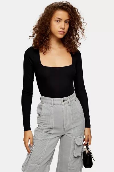 Black Square Neck Long Sleeve Bodysuit as part of an outfit Bodysuit Outfit Skirt, Square Neckline Top, Crop Top Styles, Activewear Trends, Ribbed Knit Bodysuit, Square Neck Long Sleeve, T Shirt Crop Top, Rose T Shirt, Square Neck Bodysuit