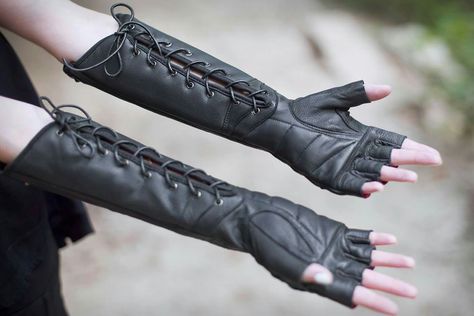 Mode Steampunk, Fantasy Clothing, Fantasy Fashion, Character Outfits, Larp, Leather Gloves, Lany, Character Inspiration, Two Hands