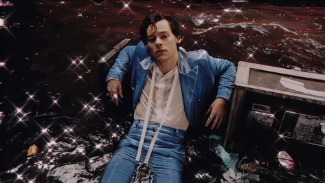 Harry Styles House, Harry Styles Photoshoot, Style Lyrics, Harry Styles Poster, Styled Desktop, Harry Styles Aesthetic, Harry Styles Cute, Harry Styles Wallpaper, Celebrity Look Alike