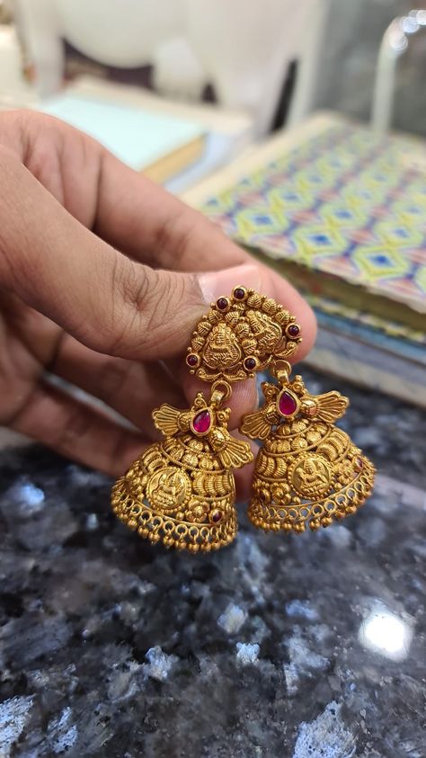 Gold Jumkas, Indian Gold Necklace Designs, Gold Jhumka, Gold Earrings Indian, Antique Gold Earrings, Gold Jhumka Earrings, Gold Jewelry Outfits, Gold Earrings Models, Gold Jewellry