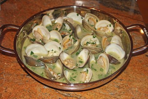 The Grub Files: Cooking with Camissonia: Steamed Clams with Olive Oil, Butter, White Wine, ... Fresh Clams, Steamed Clams, Clam Sauce, Olive Oil Butter, Spain Food, Clam Bake, I Love Love, Dry White Wine, Cooking Techniques