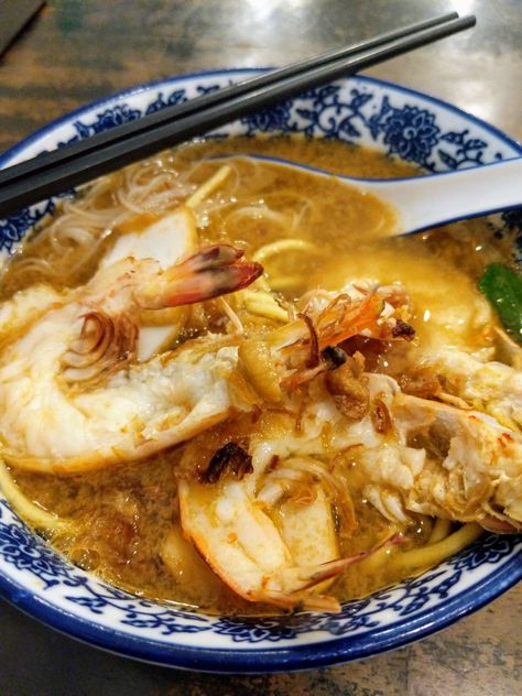 #singapore #food #travel #travelguide Hong Kong Style Noodles, Chili Crab, Travel Singapore, Singapore Dollar, Aesthetic Story, Fish Ball, I'm Leaving, Indonesian Cuisine, Salad Dishes