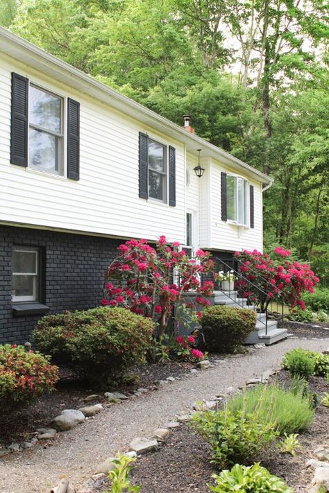 Black Brick And White Siding, White Siding And Red Brick Exterior, Red Brick White Siding, Painting Exterior Brick, Raised Ranch Exterior, White Siding Exterior, White Vinyl Siding, Brick Ranch Houses, Red Brick Exteriors