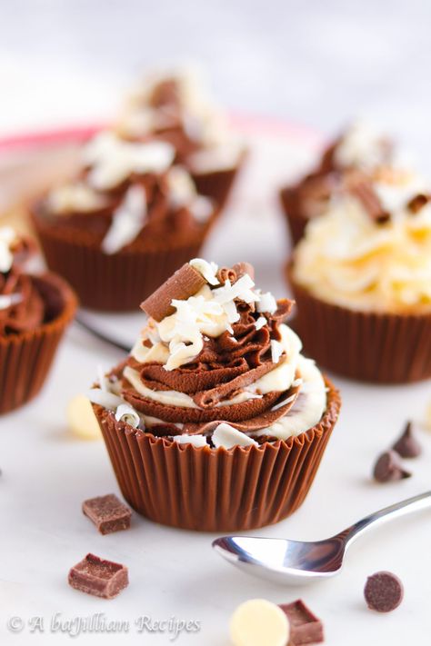 Triple Chocolate Mousse Cups - A baJillian Recipes Triple Chocolate Mousse, Chocolate Mousse Desserts, Chocolate Mousse Cups, Chocolate Mousse Pie, Mousse Cups, Mini Dessert Recipes, Dark Chocolate Mousse, White Chocolate Mousse, Mousse Dessert