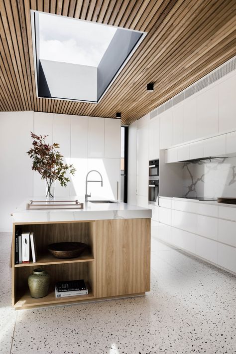 Image 13 of 16 from gallery of Courtyard House / FIGR Architecture & Design. Photograph by Tom Blachford Modern Köksdesign, Showroom Ideas, Timber Kitchen, Kitchen Island Bench, Interior Dapur, House Ceiling Design, Island Bench, Kitchen Details, Casa Patio