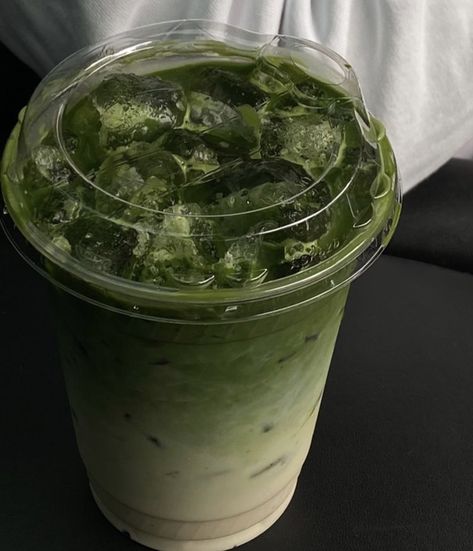 Iced Matcha Aesthetic, Matcha Drink Aesthetic, Drinking Green Tea, Matcha Color, Green Drink, Mint Green Aesthetic, Dark Green Aesthetic, Green Drinks, Iced Matcha