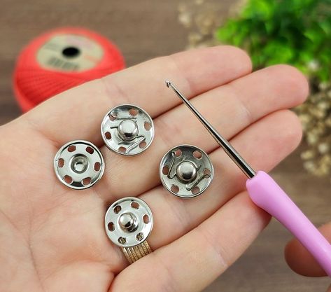 Crochet With Buttons Projects, Crochet With Buttons, Architectural Jewelry, Craft Crochet, Cd Crafts, Amazing Crochet, Magic Loop, Diy Buttons, Crochet Buttons