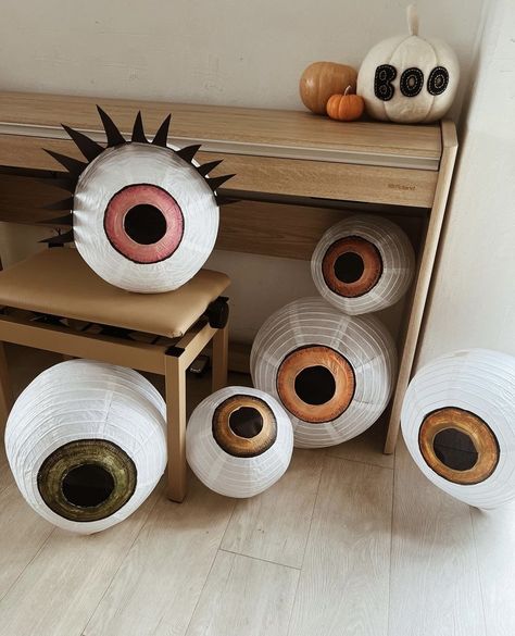 DIY Halloween Lantern Eyeballs Diy Paper Halloween Decor, Weird Halloween Decorations, Halloween Eye Decor, Halloween Decor Cheap Diy, Diy Halloween Display, Tin Can Halloween Decorations, Thrift Store Halloween Crafts, Halloween Decorations At Work, Eyeball Halloween Costume