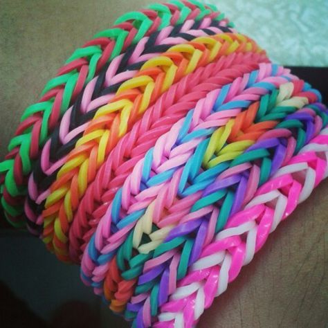 Rainbow Loom Colour Combos, Loom Band Colour Ideas, Loom Band Colour Combos, Loombands Bracelet, Rubber Band Bracelet Ideas, Diy Rubber Band Bracelet, Loomband Ideas, Fishtail Loom Bracelet, Rainbow Loom Fishtail