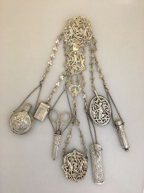 Diy Chatelaine, Victorian Accessories, Silver Items, Retro Mode, Vintage Purses, Chatelaine, Vintage Scarf, Silver Filigree, Grunge Aesthetic