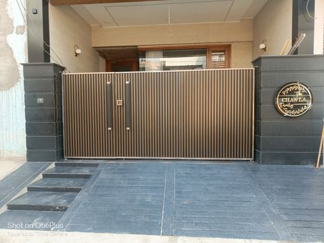 Main Parking Gate Design, Ramp Design For Main Gate, House Front Gate Wall Design, Parking Gate Design House, Gate Ramp Design, Latest Main Gate Design Entrance Iron Doors, Luxury Gate Design, Ms Gate Design Modern, Iron Gate Design Modern Entrance