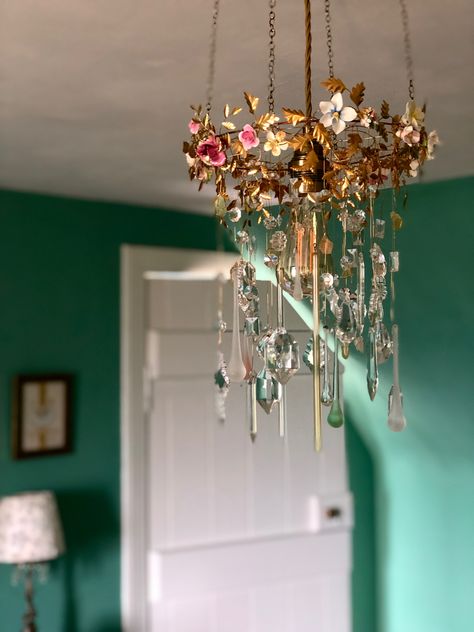 Bedroom chandelier made from brass foil and vintage porcelain flowers Homemade Chandelier, Flowers And Crystals, Ledger Art, Bedroom Chandelier, Lampshade Chandelier, Chandelier Bedroom, Native Style, Porcelain Flowers, Indigenous Art