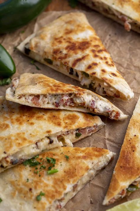 Jalepeno Popper Quesadilla, Jalapeño Popper Quesadilla, Quesadilla Recipes Healthy, Jalapeno Popper Quesadilla, Fun Meal Ideas, Healthy Quesadilla, Cheesy Bacon Chicken, Mexican Food Dishes, Baked Buffalo Chicken